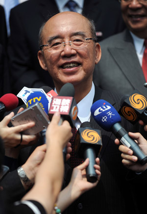 Kuomintang Chairman Wu Poh-hsiung is interviewed after receiving a certificate of honorary doctorate degree at Nanjing University in Nanjing, capital of east China's Jiangsu Province, May 31, 2009. (Xinhua/Han Yuqing)