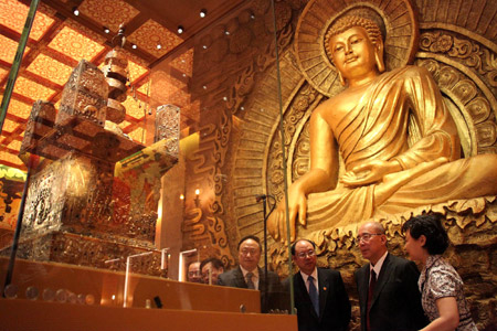 Kuomintang Chairman Wu Poh-hsiung (2nd R) visits the Ashoka pagoda in Nanjing, capital of east China's Jiangsu Province, May 31, 2009. Jiangsu is the last leg of Wu's eight-day visits on the mainland. He would leave for Taiwan on June 1. (Xinhua/Xing Guangli)