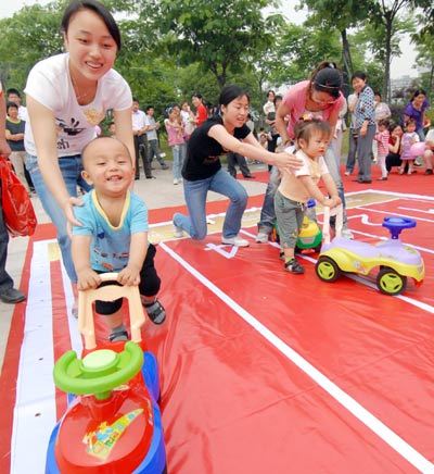 Parents and their babies take part in an amusing sports meet at hte Qingchun Square in Shangyu City, east China's Zhejiang Province, May 30, 2009.