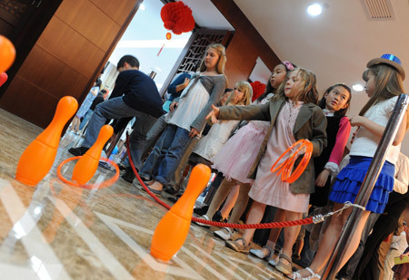 Children from China and other countries play together at the site of Chinese mission to the European Union (EU) in Brussels, capital of Belgium, May 30, 2009. As the International Children's Day is coming, the Chinese mission to the European Union organized series activities with Chinese features for children living in Brussels. [Xinhua photo]