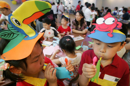 Kids taking part in the garden pleasance have games for fun, during a 'June 1st' Love Heart Pleasance Party, jointly sponsored by the Shanghai Red Cross Center, the Association of Shanghai Scientific Education Bases, and the Shanghai Children's Museum, in the Children Museum of Shanghai, east China, May 30, 2009. Members of some 100 families, among them the love heart families for blood donation and those of leukaemia-afflicted children, are invited to join in the party. [Xinhua photo]