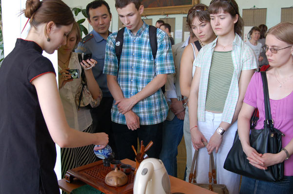 A Russian girl explains Chinese tea etiquettes to students at the Chinese Cultural Festival in Moscow, on May 30, 2009. [Photo: CRIENGLISH.com]