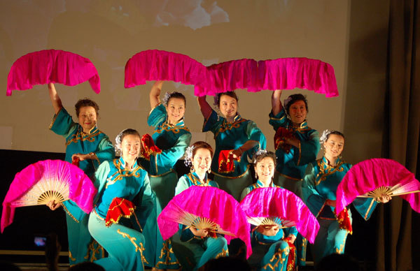 The Federation of Chinese Women in Moscow perform a fan dance at the Chinese Cultural Festival in Moscow, May 30, 2009. [Photo: CRIENGLISH.com]