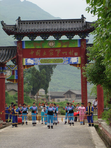 Tujia people welcome their guests in song