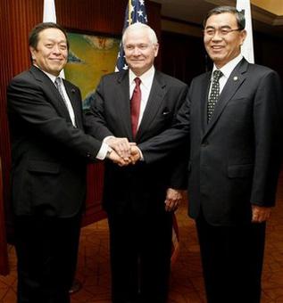 U.S. Secretary of Defense Robert Gates, center, shakes hands with Japan's Defense Minister Yasukazu Hamada, left, and South Korea's Defense Minister Lee Sang-hee as they proceed for their trilateral meeting on the sidelines of the Asia Security Summit on Saturday, May 30, 2009 in Singapore. [Wong Maye-E /AP Photo] 