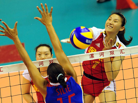 China's Li Juan (R) spikes the ball during a match between China and Cuba at the 2009 Chinese Women's Volleyball Tournament in Luohe, a city of central China's Henan Province, May 31, 2009. China won 3-0, and got the champion of the tournament with all victories. (Xinhua/Wang Song) 