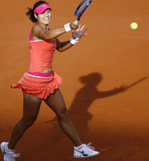 Li Na of China returns the ball to Maria Sharapova of Russia during the women's singles fourth round match at the French Open tennis tournament at Roland Garros in Paris, France, May 31, 2009. Li lost 1-2 and was disqualified for the next round. (Xinhua/Zhang Yuwei)