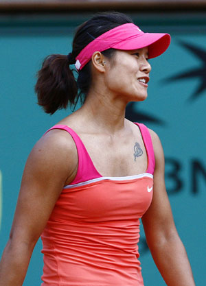 Li Na of China reacts during the women's singles fourth round match against Maria Sharapova of Russia at the French Open tennis tournament at Roland Garros in Paris, France, May 31, 2009. Li lost 1-2 and was disqualified for the next round. (Xinhua/Zhang Yuwei)