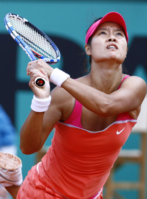 Li Na of China competes during the women's singles fourth round match against Maria Sharapova of Russia at the French Open tennis tournament at Roland Garros in Paris, France, May 31, 2009. Li lost 1-2 and was disqualified for the next round. (Xinhua/Zhang Yuwei)