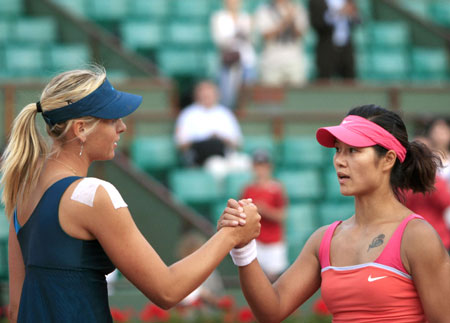 Li Na of China shakes hands with Maria Sharapova of Russia after the women's singles fourth round match at the French Open tennis tournament at Roland Garros in Paris, France, May 31, 2009. Li lost 1-2 and was disqualified for the next round. (Xinhua/Zhang Yuwei) 