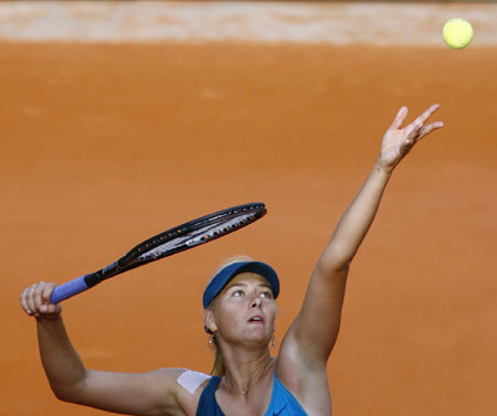 Maria Sharapova of Russia serves to Li Na of China during the women's singles fourth round match at the French Open tennis tournament at Roland Garros in Paris, France, May 31, 2009. Sharapova won 2-1 and advanced to the next round.(Xinhua/Zhang Yuwei) 
