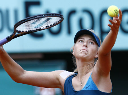 Maria Sharapova of Russia serves to Li Na of China during the women's singles fourth round match at the French Open tennis tournament at Roland Garros in Paris, France, May 31, 2009. Sharapova won 2-1 and advanced to the next round. (Xinhua/Zhang Yuwei)