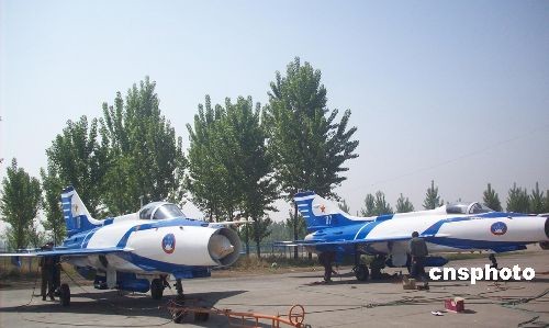 Aircraft that will be in the upcoming 60th anniversary parade in Tiananmen Square on National Day are ready to go after receiving a new coat of paint. It took a team of 20 spray painters from Chengdu Aircraft Industry Group 100 days to complete the task. [Cui Lingfang/Chinanews.com] 