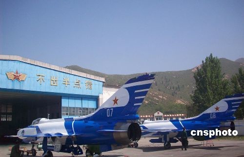 Aircraft that will be in the upcoming 60th anniversary parade in Tiananmen Square on National Day are ready to go after receiving a new coat of paint. It took a team of 20 spray painters from Chengdu Aircraft Industry Group 100 days to complete the task. [Cui Lingfang/Chinanews.com] 