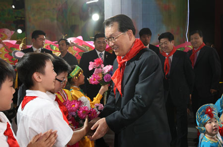 Li Changchun (C), a member of the Standing Committee of the Political Bureau of the Communist Party of China Central Committee meets with children after attending an evening gala in Beijing that featured songs, dance, martial arts and acrobatic performances by young artists in Beijing, China, May 31, 2009. (Xinhua/Yao Dawei) 