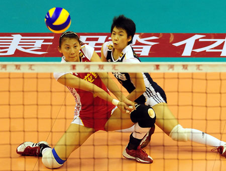 China's Li Juan (L) and Zhang Xian save the ball during a match between China and Cuba at the 2009 Chinese Women's Volleyball Tournament in Luohe, a city of central China's Henan Province, May 31, 2009. China won 3-0, and got the champion of the tournament with all victories. (Xinhua/Wang Song)