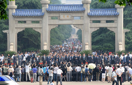 Kuomintang (KMT) Chairman Wu Poh-hsiung and his delegation pose for photos during their visit to the mausoleum of Dr. Sun Yat-sen in Nanjing, capital of east China's Jiangsu Province, June 1, 2009. Wu visited the mausoleum of Dr. Sun Yat-sen, the founding father of the Kuomintang Party and the forerunner of the anti-feudalism revolution in China, and participated in the activities commemorating the 80th anniversary of the official burial of Dr. Sun in Nanjing on Monday.(Xinhua/Xing Guangli)