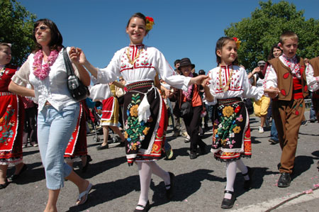 Bulgarian children perform folk dances during the Rose Festival in Kazanluk, famous for rose in Bulgaria, May 31, 2009. The Rose Festival, held in Kazanluk on Sunday, included rose picking, dance performances and parade after the election of the Rose Queen. (Xinhua/Xie Xuemin)