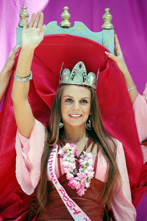 The Rose Queen waves to onlookers during the Rose Festival in Kazanluk, famous for rose in Bulgaria, May 31, 2009. The Rose Festival, held in Kazanluk on Sunday, included rose picking, dance performances and parade after the election of the Rose Queen. (Xinhua/Xie Xuemin) 