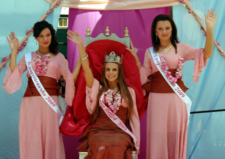 The Rose Queen (C) waves to onlookers during the Rose Festival in Kazanluk, famous for rose in Bulgaria, May 31, 2009. The Rose Festival, held in Kazanluk on Sunday, included rose picking, dance performances and parade after the election of the Rose Queen. (Xinhua/Xie Xuemin)