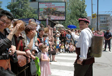 A Bulgarian man sprays the rose perfume to onlookers during the Rose Festival in Kazanluk, famous for rose in Bulgaria, May 31, 2009. The Rose Festival, held in Kazanluk on Sunday, included rose picking, dance performances and parade after the election of the Rose Queen. (Xinhua/Xie Xuemin) 