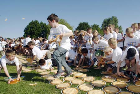 251 children take part in an attempt at the largest custard pie fight at the Kidz Stuff Festival in Horsham, in southern England May 31, 2009. The current record is 120 and the new record is waiting for verification by the Guiness Book of Records.