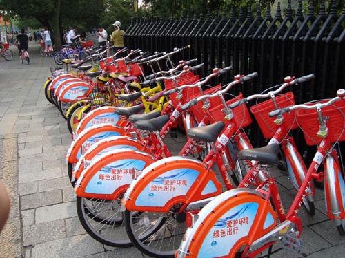Under the city's plan, Hangzhou will have 2,000 service outlets offering 50,000 bicycles for rent by the end of the year. People will find one service outlet every 100 m downtown.