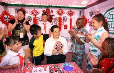 Chinese President Hu Jintao (C) stays with Chinese and foreign children at Fangcaodi International School in the Chaoyang District of Beijing, capital of China, May 31, 2009, one day ahead of the International Children&apos;s Day. [Yao Dawei/Xinhua] 