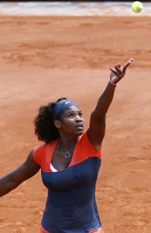 Serena Williams of the United States serves the ball during the women's singles fourth round match against Aleksandra Wozniak of Canada at the French Open tennis tournament at Roland Garros in Paris, France, June 1, 2009. Williams won the match 2-0.