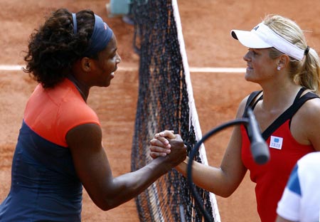 Serena Williams (L) of the United States shakes hands with Aleksandra Wozniak of Canada after the women's singles fourth round match at the French Open tennis tournament at Roland Garros in Paris, France, June 1, 2009. Williams won the match 2-0. 