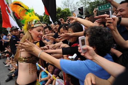 An Australian performer greets the audience during a parade to mark the 2nd International Festival of the Intangible Cultural Heritage in Chengdu, southwest China's Sichuan province on June 1, 2009. The 13-day festival has attracted representatives from more than 40 countries and regions. [Xinhua] 