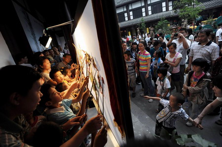  Children take part in a Sichuan puppet performance during the 2nd International Festival of the Intangible Cultural Heritage in Chengdu, southwest China's Sichuan province on June 1, 2009. The 13-day festival has attracted representatives from more than 40 countries and regions. [Xinhua]