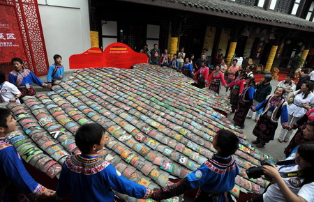  A map composed of colourful tiles is seen during the 2nd International Festival of the Intangible Cultural Heritage in Chengdu, southwest China's Sichuan province on June 1, 2009. The 13-day festival has attracted representatives from more than 40 countries and regions. [Xinhua]