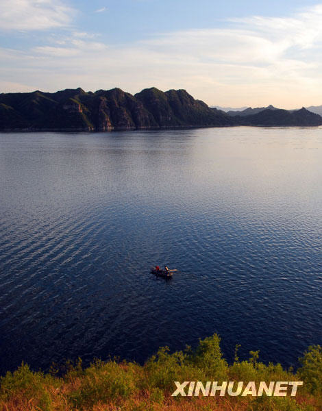 The tranquil water of the Yishui lake in Yi county of northern China&apos;s Hebei province is seen in this photo taken on May 29. In the arms of surrounding dark green mountains, the 1,600-hectare lake attracts numerous visitors from nearby cities like Beijing and Tianjin in the early summer. [Photo:Xinhuanet] 