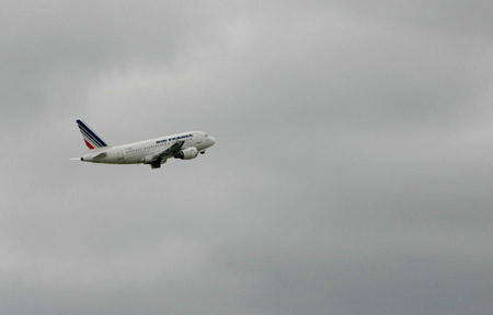 File photo dated May 2, 2009 shows an Air France plane. An Air France plane with 228 people on board has gone missing over the Atlantic after taking off from an airport in Rio de Janeiro of Brazil, the airline said on June 1, 2009. (Xinhua/Zhang Yuwei)