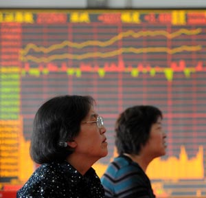  Investors are seen at a stock trading hall in Lanzhou, capital of northwest China's Gansu Province, June 1, 2009. Chinese shares jumped 3.36 percent on Monday, driving the benchmark Shanghai Composite Index to a nearly 10-month new high since early August last year. The Shanghai Composite Index gained 3.36 percent, or 88.35 points, to close at 2,721.28 points on Monday. (Xinhua/Han Chuanhao) 