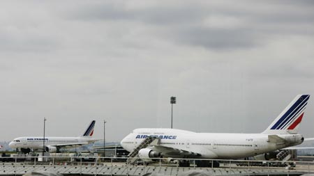 File photo dated May 2, 2009 shows an Air France plane. An Air France plane with 228 people on board has gone missing over the Atlantic after taking off from an airport in Rio de Janeiro of Brazil, the airline said on June 1, 2009. (Xinhua/Zhang Yuwei)