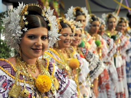 Panamanian women wearing traditional clothes attend the closing ceremony of a national handicrafts fair in Panama City, May 31, 2009. The five-day handicrafts fair lowered the curtain on Sunday. (Xinhua/Edward de Icaza)