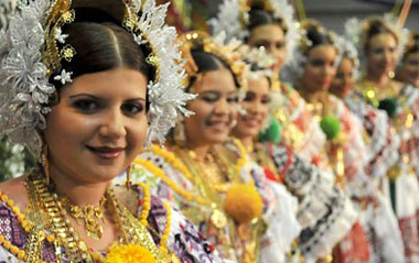 Panamanian women wearing traditional clothes attend the closing ceremony of a national handicrafts fair in Panama City, May 31, 2009. The five-day handicrafts fair lowered the curtain on Sunday. [Xinhua]