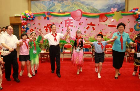  Chinese Premier Wen Jiabao (4th L) dances with children during a celebration of the International Children's Day in Beijing, capital of China, June 1, 2009. (Xinhua/Pang Xinglei) 