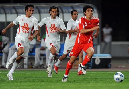 China's Zheng Zhi (R) controls the ball during the friendship soccer match between the national teams of China and Iran in Qinhuangdao, a city in north China's Hebei Province, June 1, 2009. China won 1-0. (Xinhua/Guo Yong)