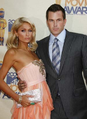 Paris Hilton poses with boyfriend Doug Reinhardt at the 2009 MTV Movie Awards in Los Angeles May 31, 2009.