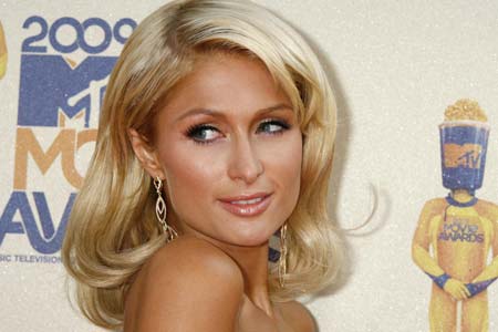 Paris Hilton poses at the 2009 MTV Movie Awards in Los Angeles May 31, 2009.