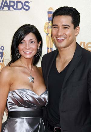 Actor Mario Lopez and girlfriend Courtney Laine Mazza pose at the 2009 MTV Movie Awards in Los Angeles May 31, 2009.