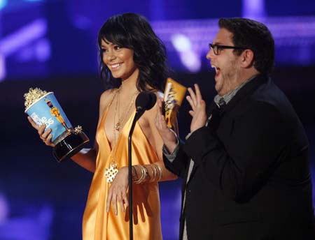 Presenters Vanessa Hudgens and Jonah Hill gesture at the 2009 MTV Movie Awards in Los Angeles May 31, 2009. 