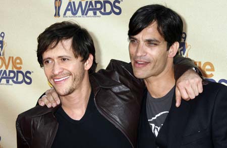 Actors Clifton Collins (L) and Jonathan Schaech pose at the 2009 MTV Movie Awards in Los Angeles May 31, 2009.