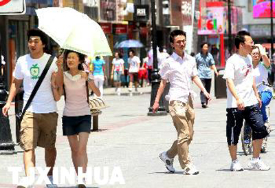 The highest temperature reached a record high of 38.9℃ on June 1, 2009 in north China's Tianjin Municipality. The China Meteorological Administration said the country had endured extreme weather since May, with storms in the south and record temperatures in the north. [Xinhua photo]