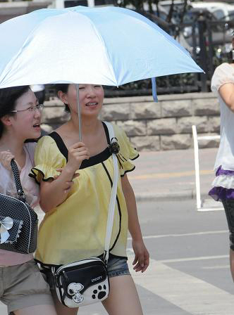 The highest temperature reached a record high of 38.9℃ on June 1, 2009 in north China's Tianjin Municipality. The China Meteorological Administration said the country had endured extreme weather since May, with storms in the south and record temperatures in the north. [Xinhua photo]