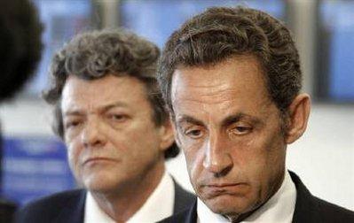 France's President Nicolas Sarkozy (R) and transport minister Jean-Louis Borloo speak at the crisis center at Charles de Gaulle airport near Paris June 1, 2009. [REUTERS/Guillaume Baptiste] 