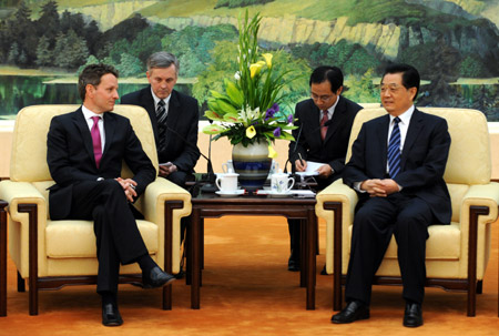 Chinese President Hu Jintao (R FRONT) meets with visiting U.S. Treasury Secretary Timothy Geithner (L FRONT) in Beijing, capital of China, June 2, 2009. 
